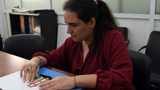 Santa Fe presenta la primera bandera táctil y con audiodescripción para personas con discapacidad visual