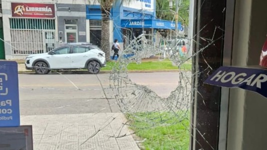 Rompió el vidrio de un comercio y se llevó varios artefactos en Avenida General Paz al 4600