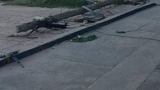 Camión tiró dos postes de luz en Avenida Aristóbulo del Valle