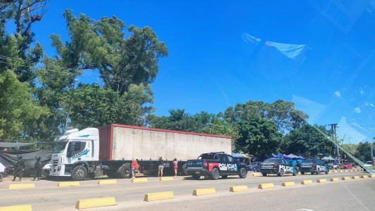 Volcó un camión con bebidas frente al Hospital Iturraspe y hubo saqueos
