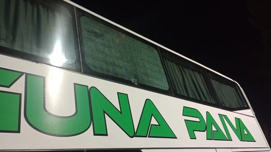 Atacaron a piedrazos a un colectivo que trasladaba personal policial