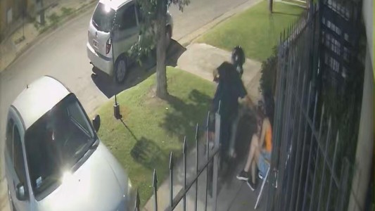 Violento arrebato: un motochorro robó un celular y arrastró a una joven