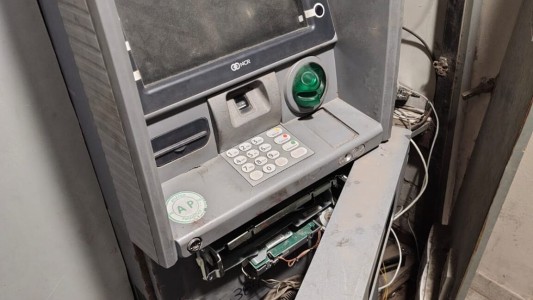 Detuvieron a una pareja que intentó robar en un cajero automático