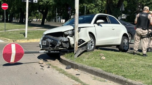 Auto chocó contra columna de alumbrado en Avenida Alem