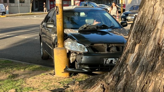 Chocó frente a una comisaría, bloqueó el tránsito y se quedó dormido