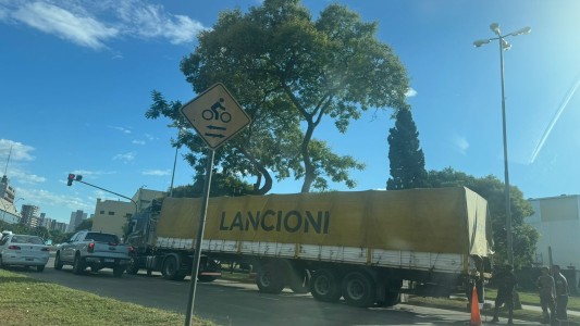 Continúa varado el camión en Avenida 27 de Febrero