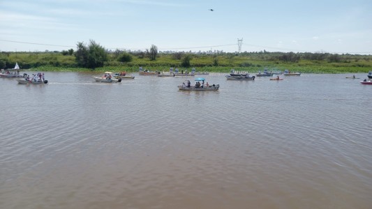 El paso de los nadadores sintió el calor popular de la gente en la costanera de Santo Tomé