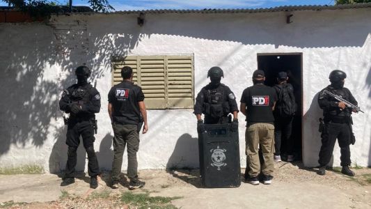 Cinco personas detenidas tras allanamientos por microtráfico en barrio Santa Rosa de Lima
