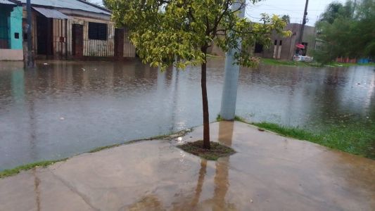 Una mañana pasada por agua en Santa Fe: imágenes de las calles de la ciudad