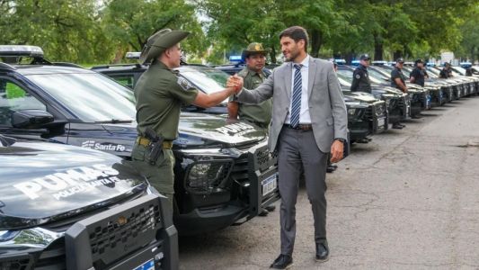 Pullaro entregó 116 camionetas a la Policía y afirmó que “el sueño de tener orden y paz se está concretando”