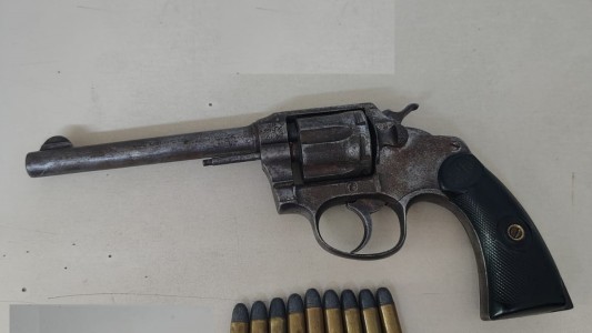 Lo detuvieron tras golpear a su pareja con un arma