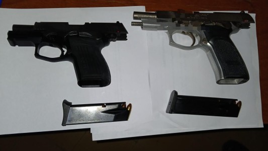 Una mujer denunció a su pareja y el hombre fue detenido con armas de fuego