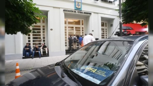 Allanamiento en la finca vinculada a dirigentes de la AFA: encontraron 45 autos de lujo y 7 motos