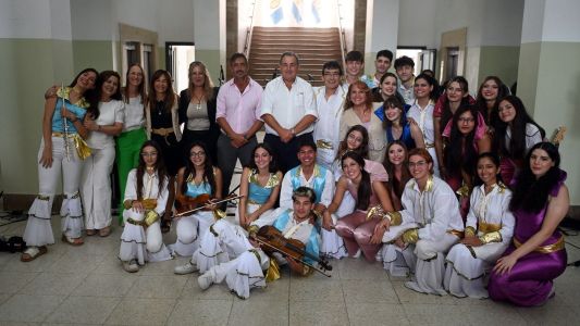 Canto Libre se presentó en el Palacio Municipal previo a su gira por Europa