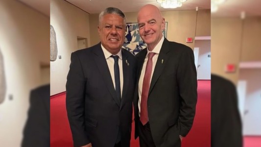 Tapia se mostró con el presidente de la FIFA en medio del escándalo con Milei y Verón