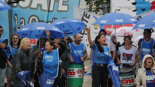 Docentes y profesionales de la salud se movilizan esta mañana