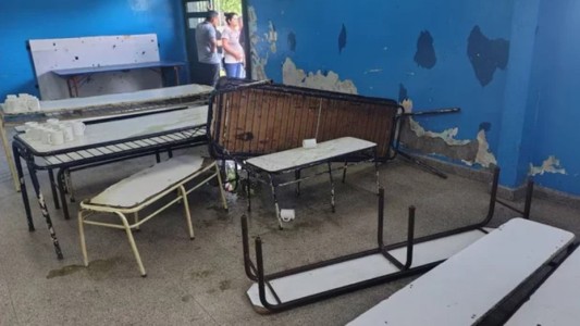 La familia de una alumna destrozó una escuela de Malvinas Argentinas y quemó con mate cocido a docentes