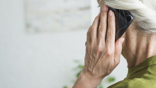 Millonaria estafa en el centro de Santa Fe: engañaron a una anciana mediante llamada de línea