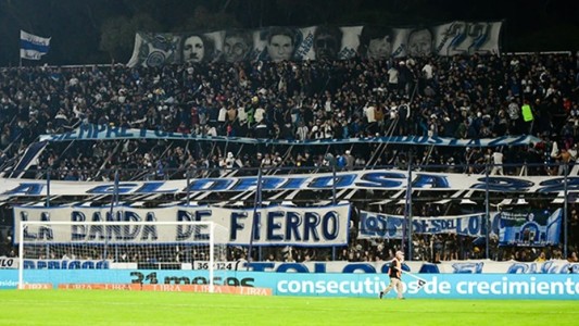 Un hincha de Gimnasia cayó desde una tribuna en el clásico ante Estudiantes y quedó internado