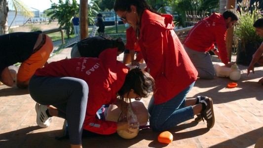 Guardavidas realizan una capacitación para el uso de desfibriladores