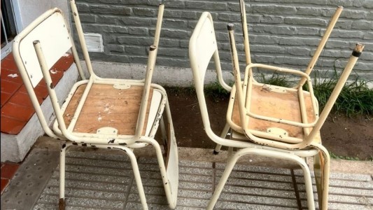 Detuvieron a un hombre por robar sillas de una escuela en barrio Cabal