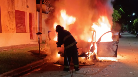 Se incendió por completo un automóvil en la madrugada en Santo Tomé