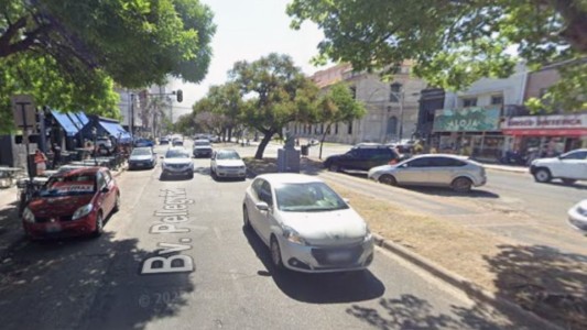 Apuñalaron a un hombre en pleno Bulevar Pellegrini tras una discusión con un cuidacoches