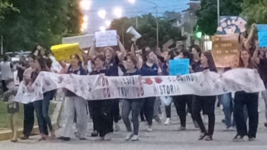 Docentes de Laguna Paiva marcharon contra la oferta salarial del Gobierno provincial