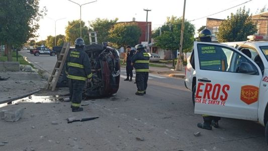 Un conductor chocó contra un cantero y volcó con su utilitario en barrio norte