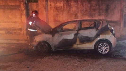 Se incendió un auto durante la madrugada de este sábado