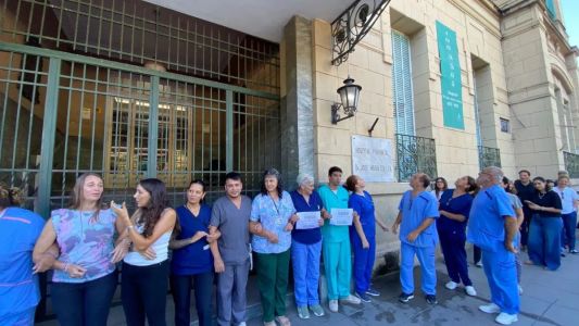 Abrazo simbólico en el Hospital Cullen: trabajadores reclaman mejoras salariales