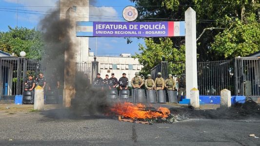Rosario: Continúa la protesta policial frente a Jefatura a pesar del anuncio del retiro de los pases a disponibilidad