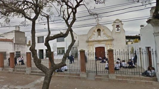 Un alumno amenazó con una tijera a compañeros y forcejeó con su maestra