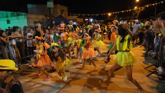 Hubo música, desfile y muchos vecinos en los Carnabarriales de Cabal