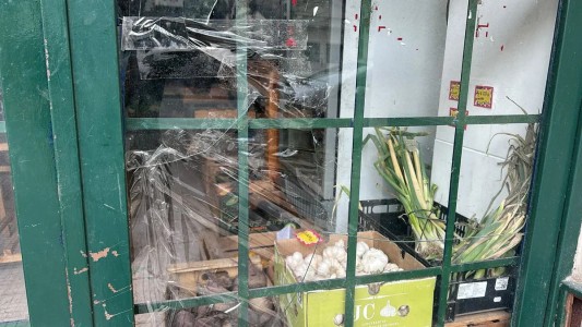 Detuvieron a un hombre que rompió una vidriera y terminó internado tras autolesionarse