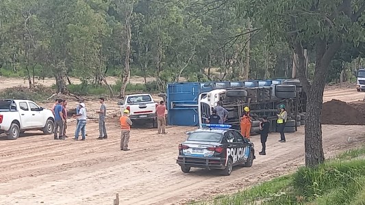 Chofer lesionado: Volcó un camión en la obra del Nuevo Puente Carretero