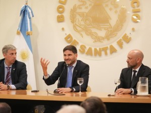 Pullaro estuvo en la Bolsa de Comercio y dijo que "el gobierno busca cambiar la estructura de la provincia"
