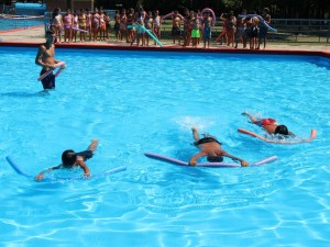 36.000 niños, niñas y adolescentes aprenden a nadar en las Escuelas de Verano