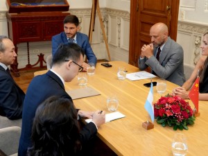 Pullaro y el embajador chino Wang Wei encabezaron un encuentro con empresarios