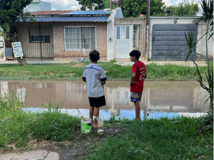 Vecinos de barrio Los Hornos viven con agua en la calle aun cuando no hay lluvias