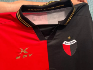 Colón presenta la indumentaria que lo vestirá durante todo el año