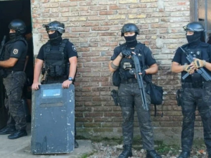 Menores aprehendidos tras múltiples allanamientos en barrio Coronel Dorrego