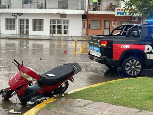 Fuerte choque entre un auto y una moto en avenida Gorriti y Bernardo de Irigoyen