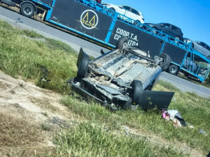 Fuerte accidente en la autopista Rosario–Santa Fe: un auto volcó y chocó contra un camión en Coronda