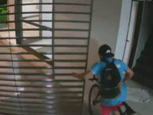 Robo en un edificio: entró al garaje y se llevó una bicicleta sin forzar la puerta