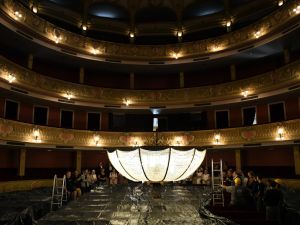 El Teatro Municipal bajó su histórica araña de 350 kilos en un ritual abierto a los vecinos