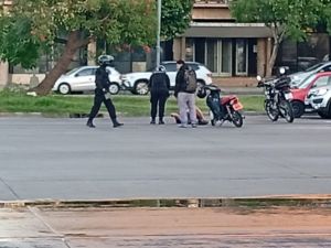 Motociclista chocó a un peatón en Avenida Alem y Mendoza