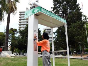 Inauguraron una estación solar en Plaza Constituyentes para cargar celulares y tomar agua caliente