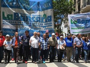 Estado de alerta y movilización de bancarios por posibles cierres de sucursales