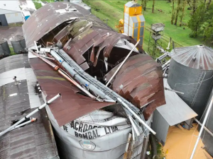 Fuerte temporal en el sur de Santa Fe: el viento derribó una planta de silos